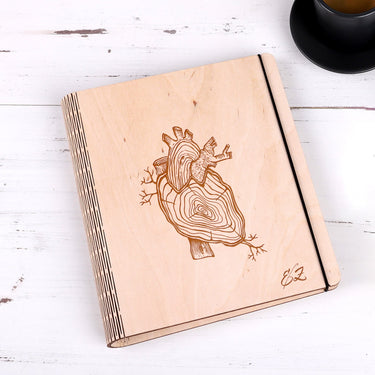 Notizbuch mit Holztafeln Herzmotiv